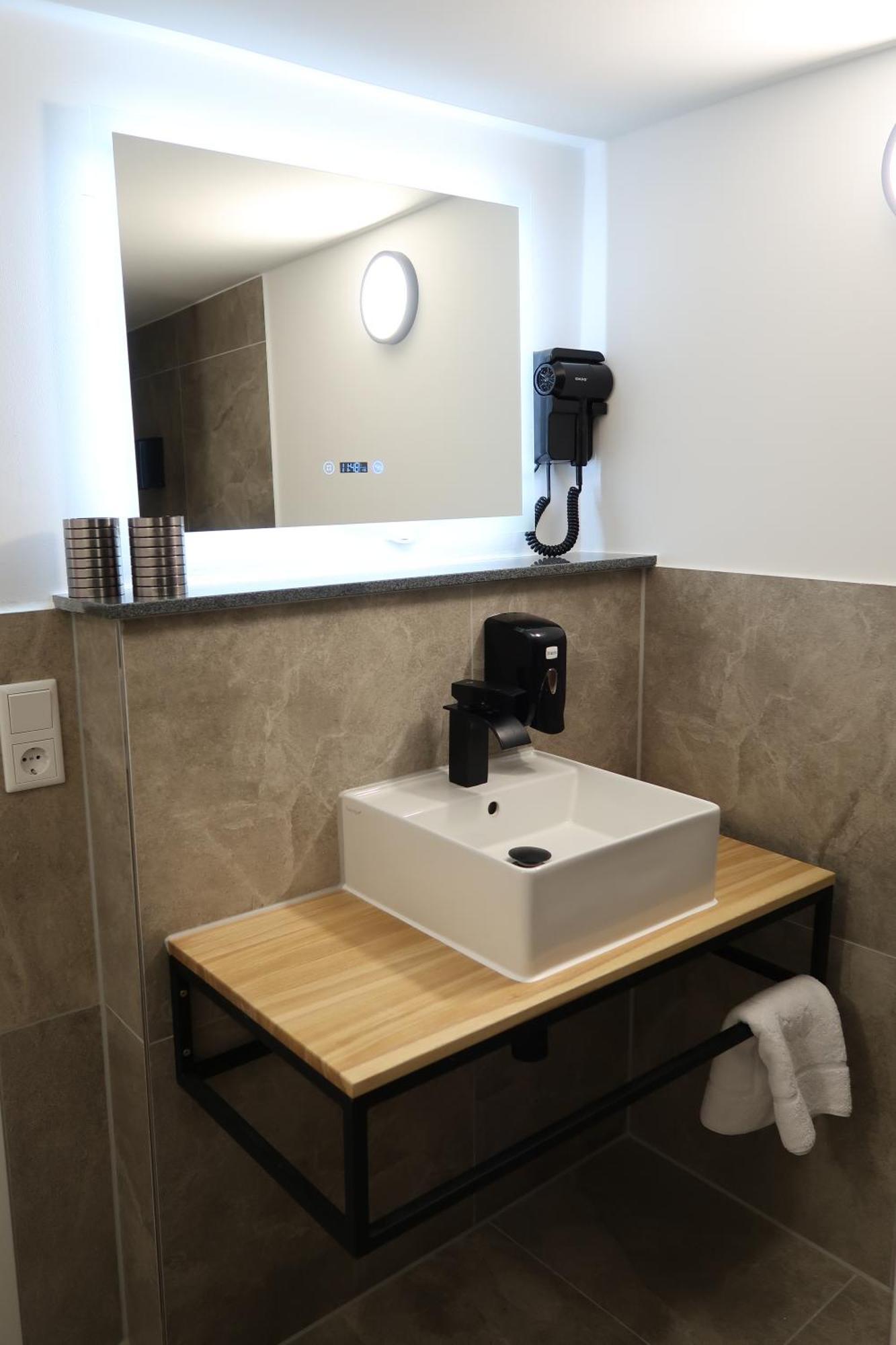 Toka Rooms - An Der Regiobahn Mettmann Ngoại thất bức ảnh
